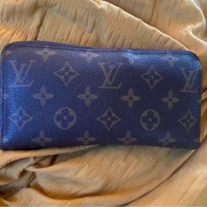 Brown wallet. Used a few times. In excellent condition.